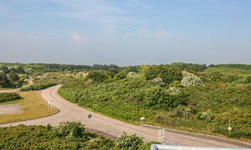 Blick vom Dünenhotel zum Ort