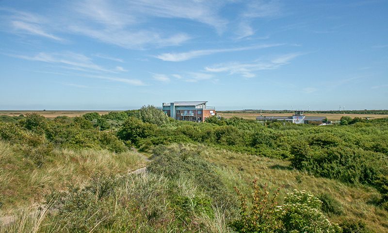 Blick aus den Dünen auf das Dünenhotel Borkum